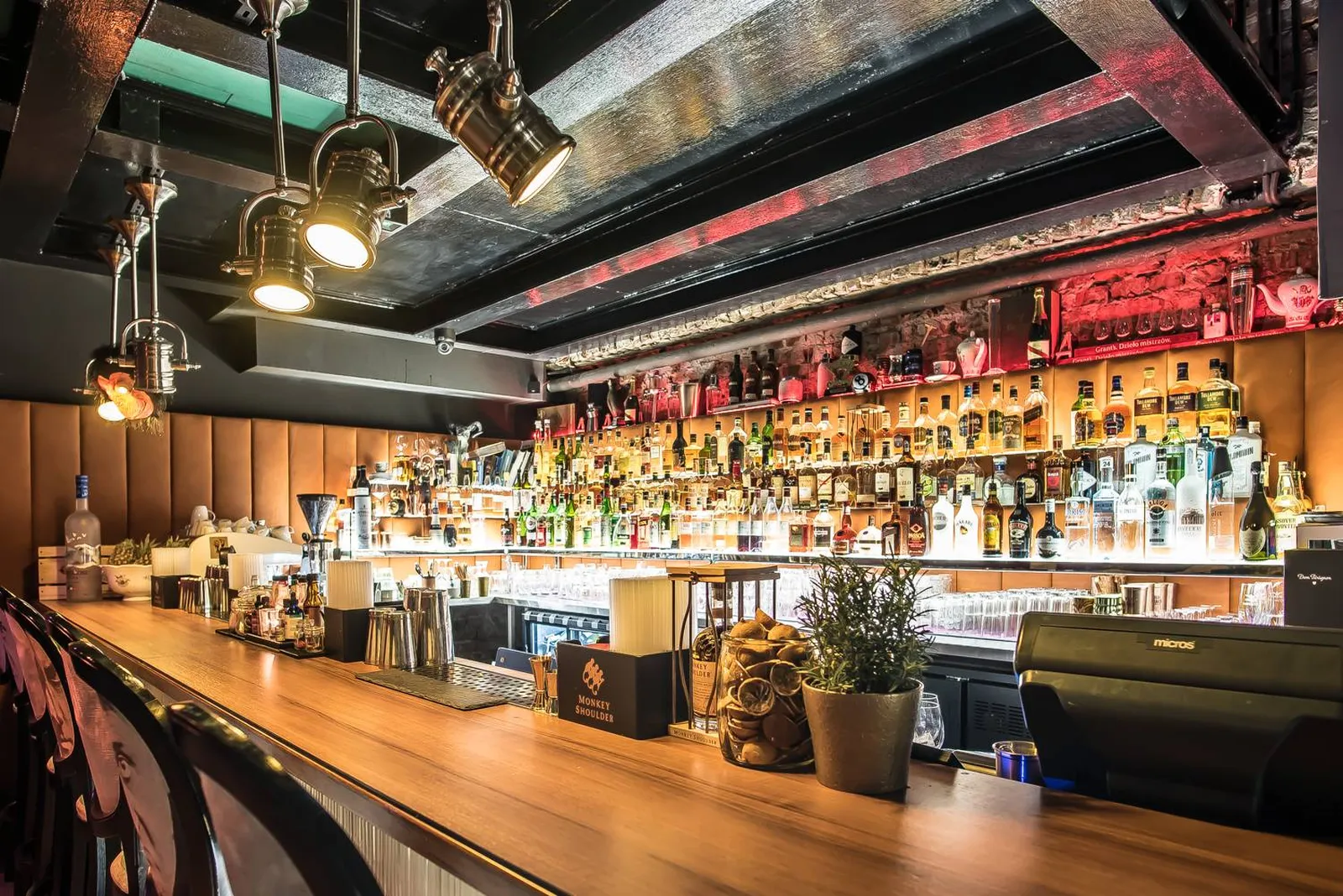 Bárpolc a Cocktail Room koktélbárban, Le Scandale Zakopane