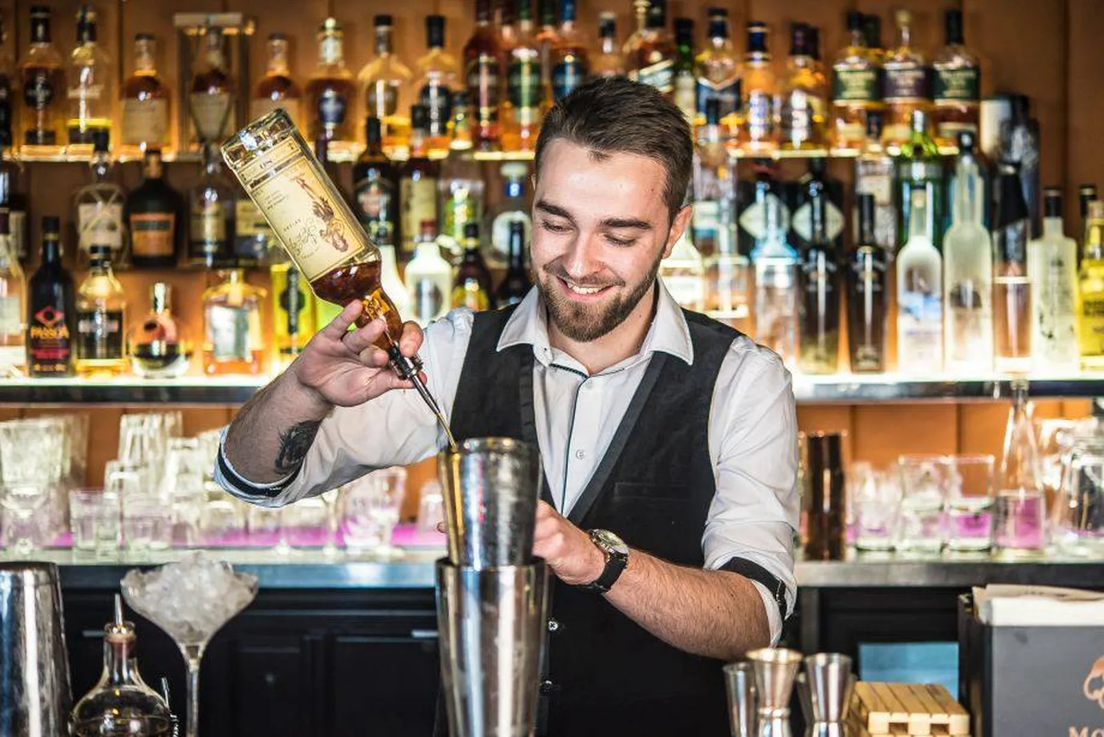 Koktél a Cocktail Room bárpultjánál Zakopanéban