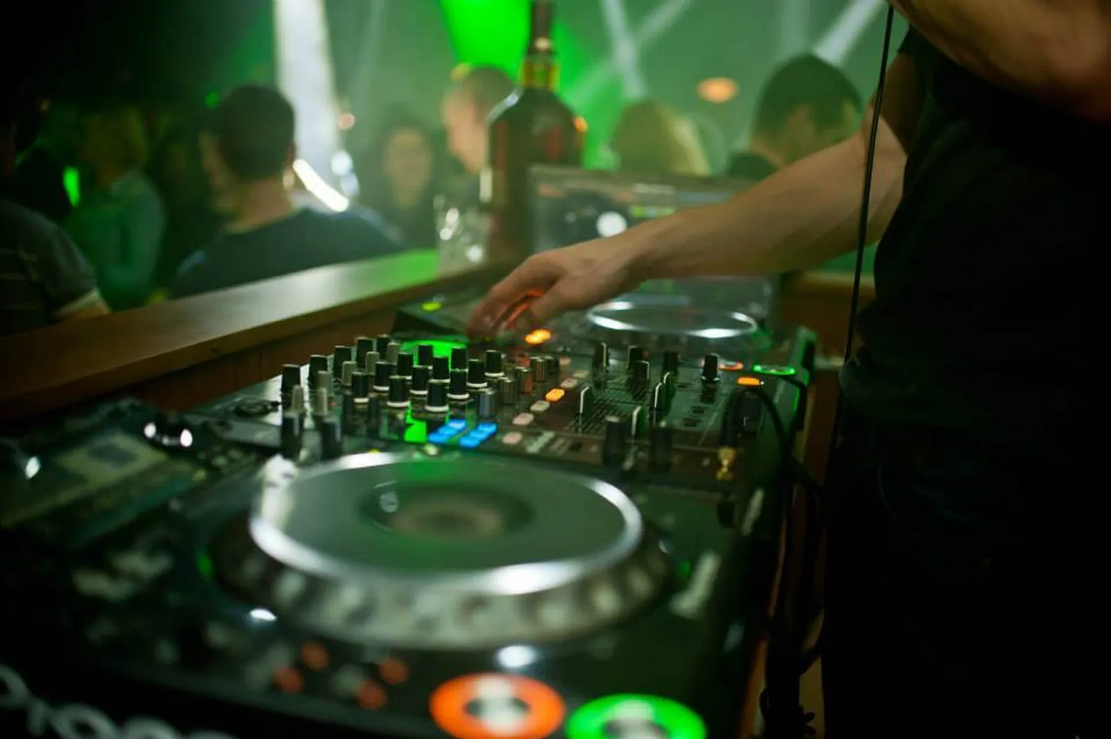 DJ a pult mögött a Music Loft klubban, Le Scandale Zakopane