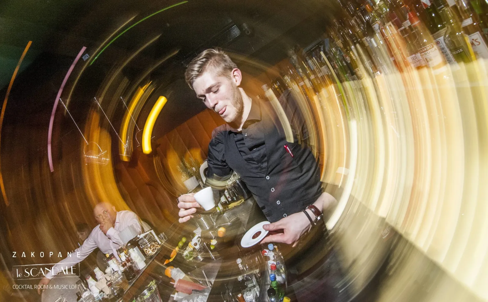 Éjszakai felszolgálás a páholyoknál a Music Loft klubban, Zakopane