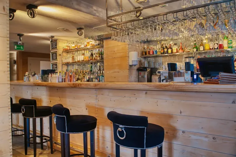Aperitif Bar, lobby bar Le Scandale v centru Zakopaného