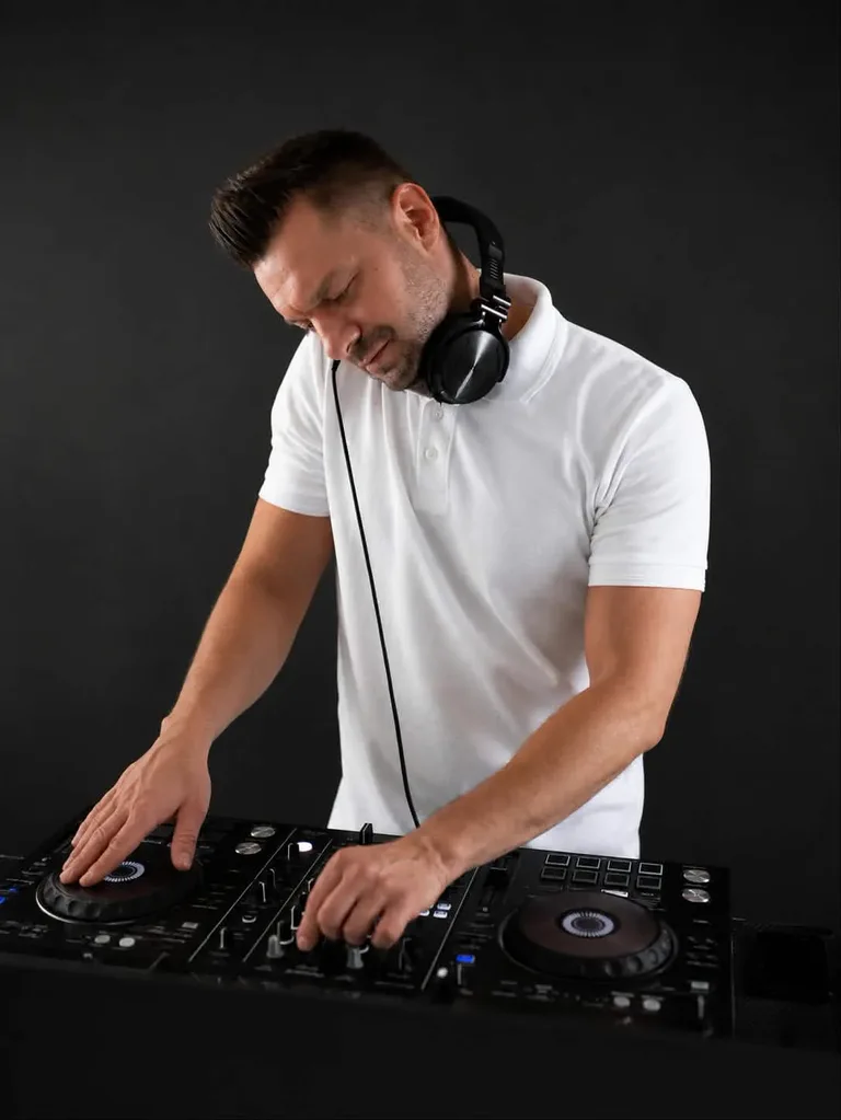 DJ ADI, portrait